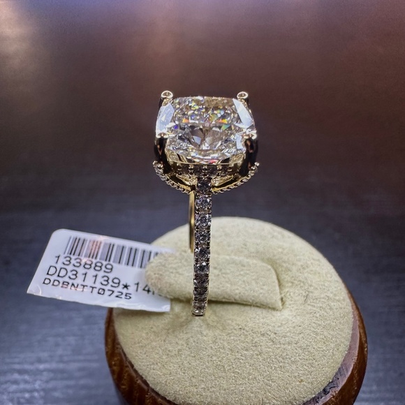 4 Ct Cushion cut engagement ring - Picture 3 of 5